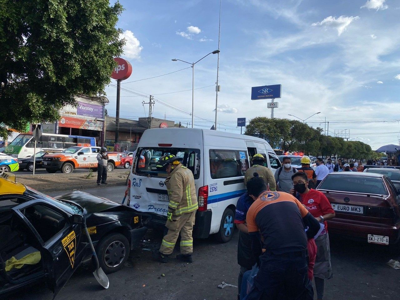 Bir otobüs, bir minibüs ve 3 otomobil birbirine girdi: 50 yaralı 2