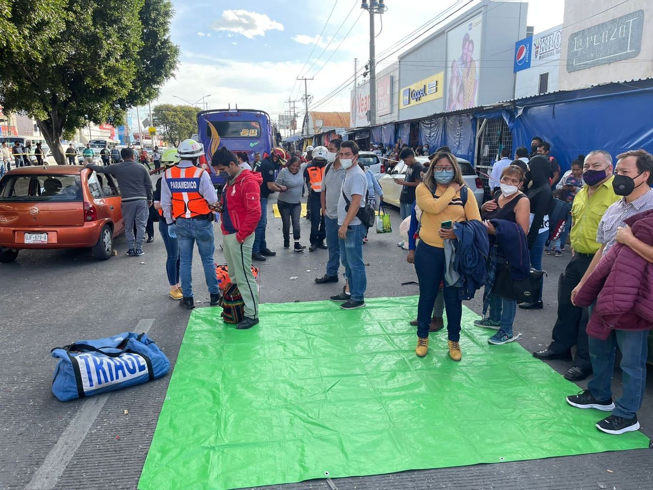 Bir otobüs, bir minibüs ve 3 otomobil birbirine girdi: 50 yaralı 4