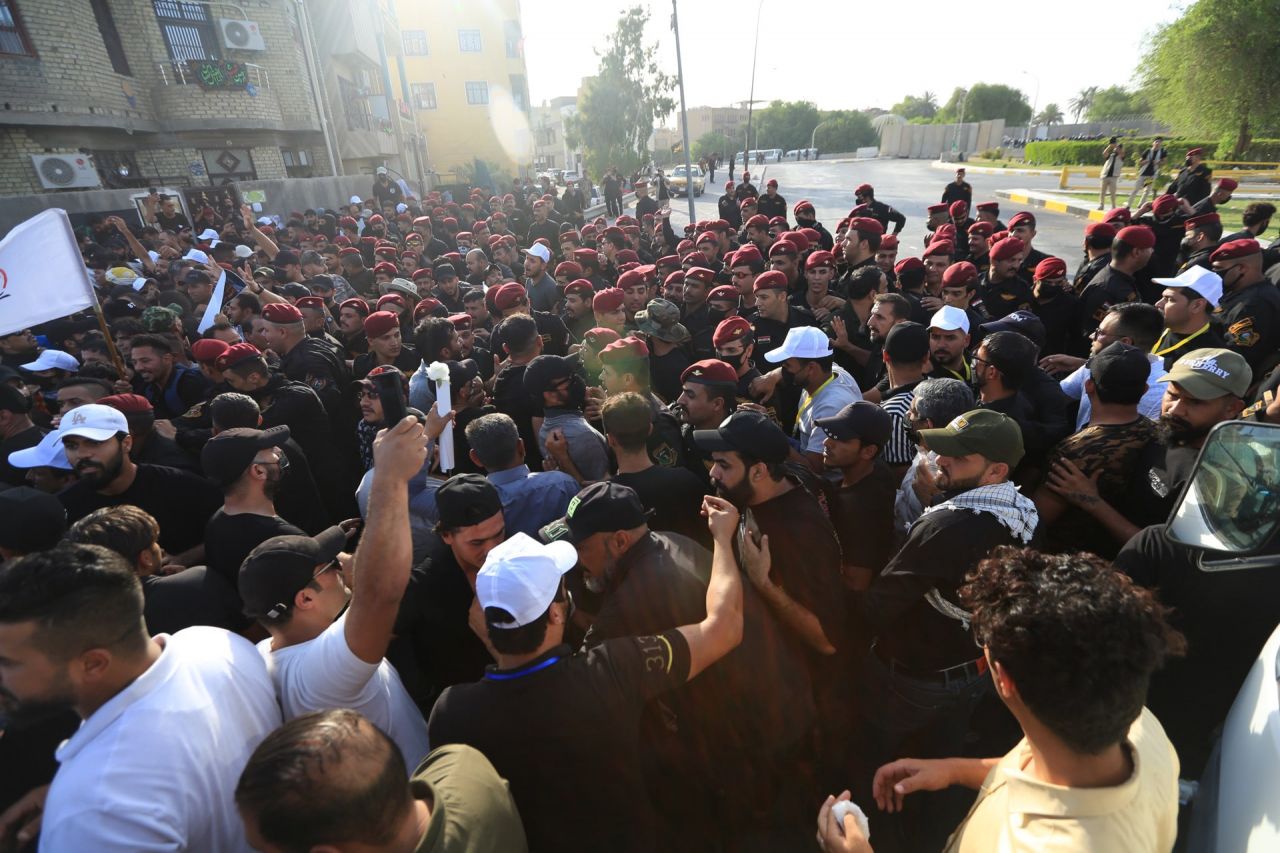 Bağdat’ta İran destekli Şii grup, Yeşil Bölge önünde oturma eylemi başlattı 4