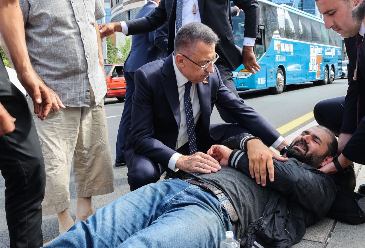 Cumhurbaşkanı Yardımcısı Oktay, kaza yapan motosikletlinin yanından ayrılmadı 1