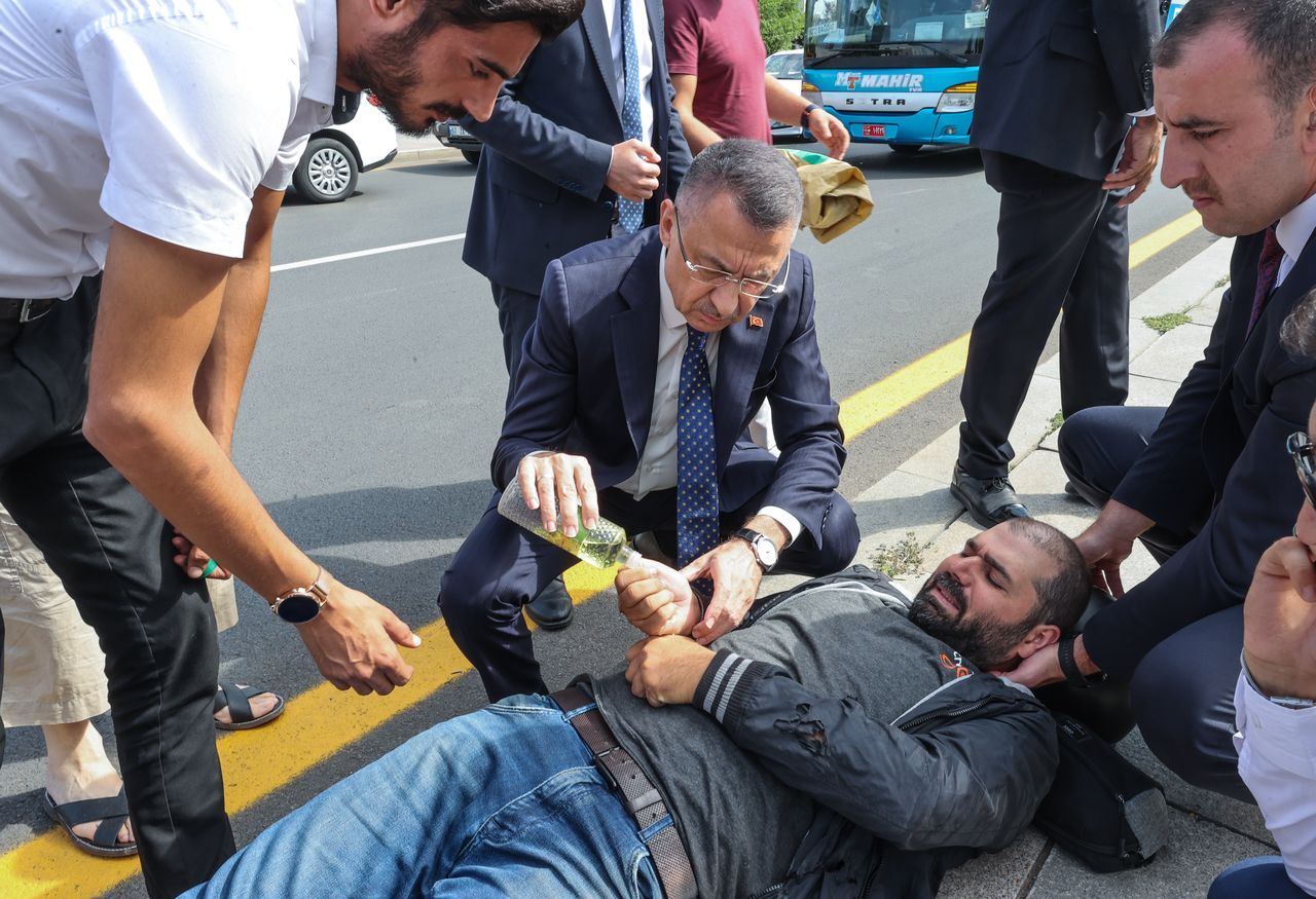 Cumhurbaşkanı Yardımcısı Oktay, kaza yapan motosikletlinin yanından ayrılmadı 2