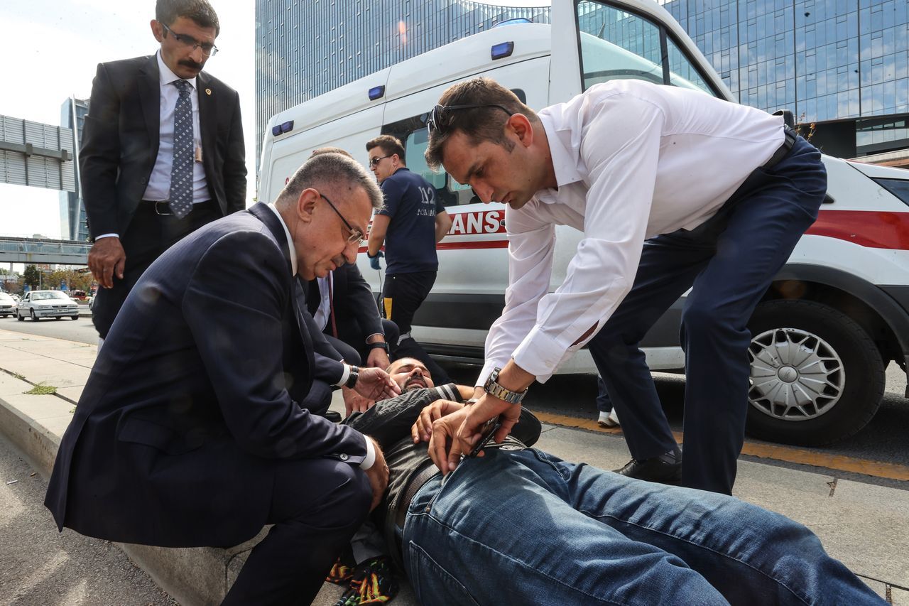 Cumhurbaşkanı Yardımcısı Oktay, kaza yapan motosikletlinin yanından ayrılmadı 3