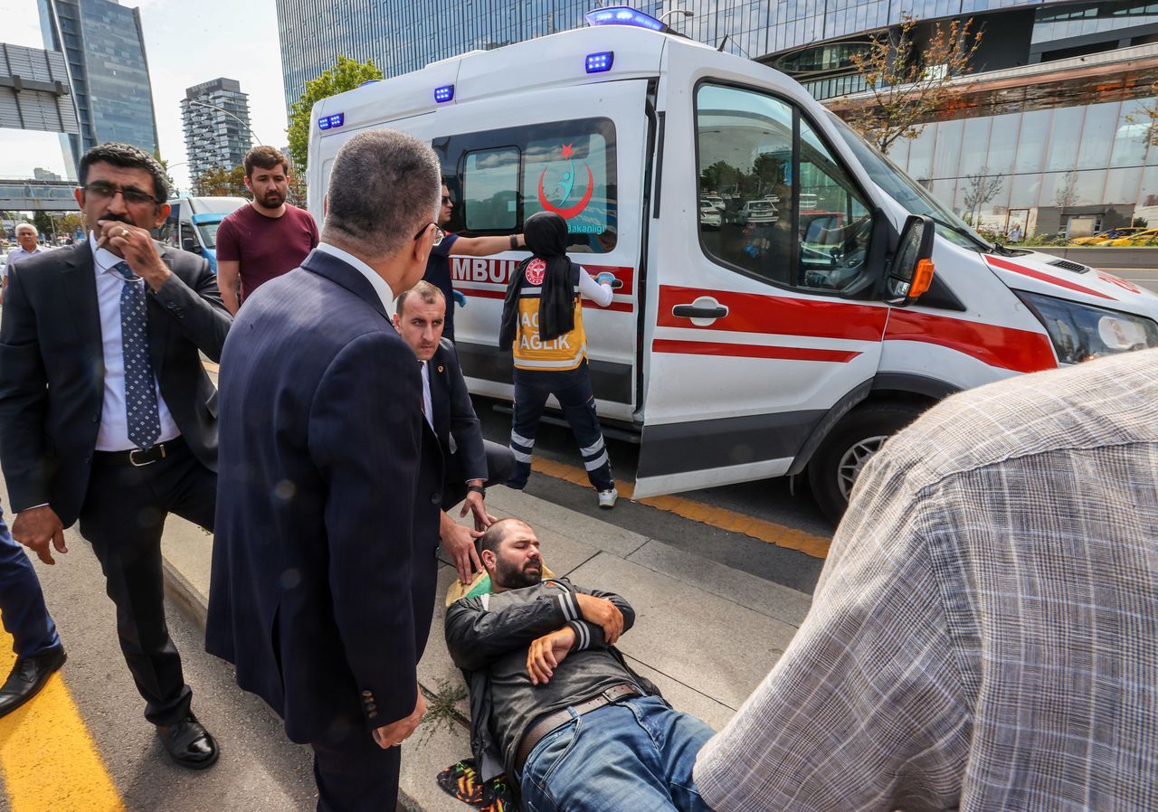 Cumhurbaşkanı Yardımcısı Oktay, kaza yapan motosikletlinin yanından ayrılmadı 4