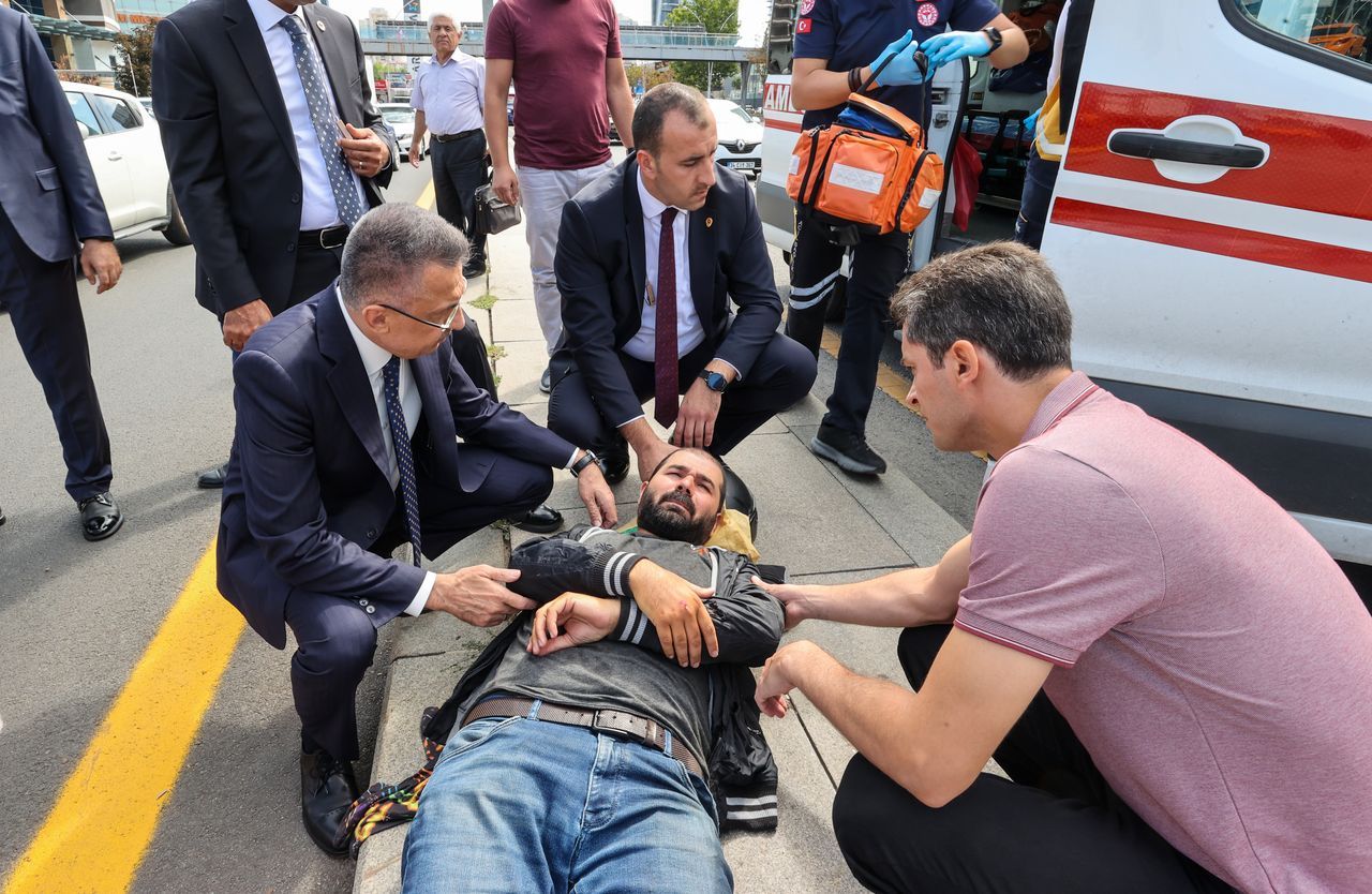 Cumhurbaşkanı Yardımcısı Oktay, kaza yapan motosikletlinin yanından ayrılmadı 5