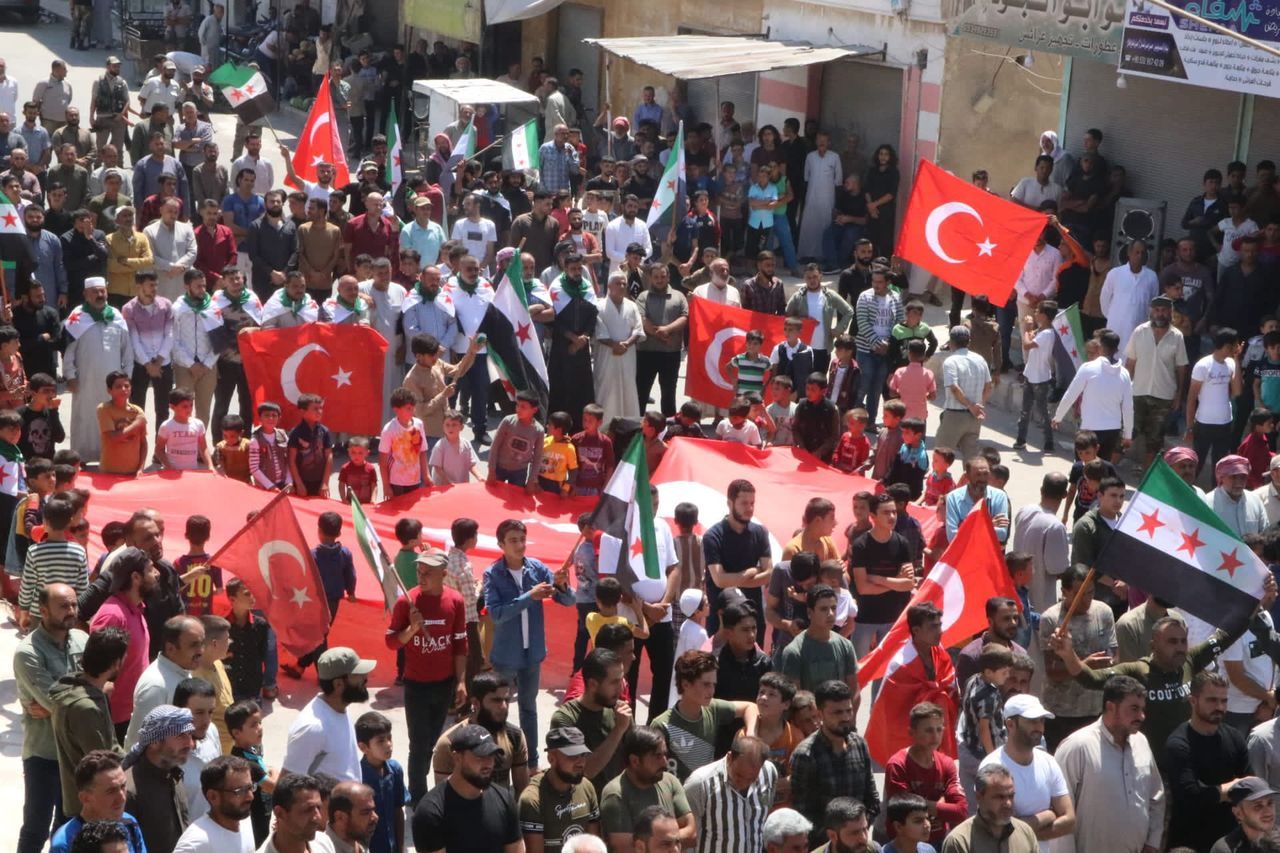 Suriye halkından, muhaliflerin Azez'deki provakatif saldırılarına inat Türkiye'ye destek gösterisi 3