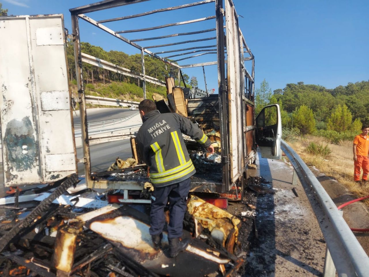 Seyir halindeki kamyonet alev topuna döndü 2