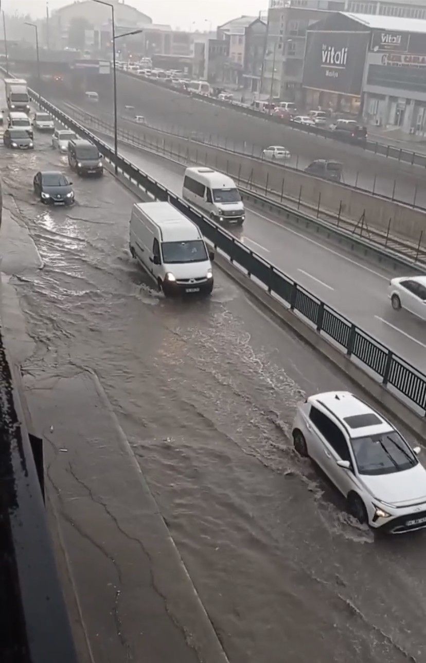 Bursa'da sağanak yağış hayatı felç etti! 4