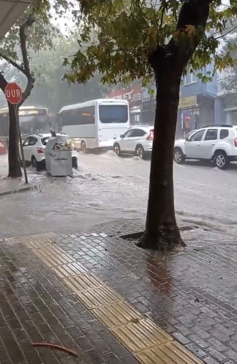 Bursa'da sağanak yağış hayatı felç etti! 5