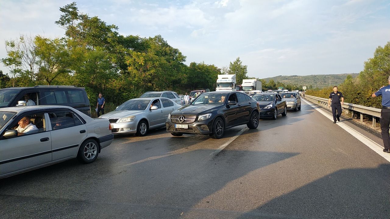 Bursa'da 15 araçlık zincirleme kaza: 10 yaralı! 3