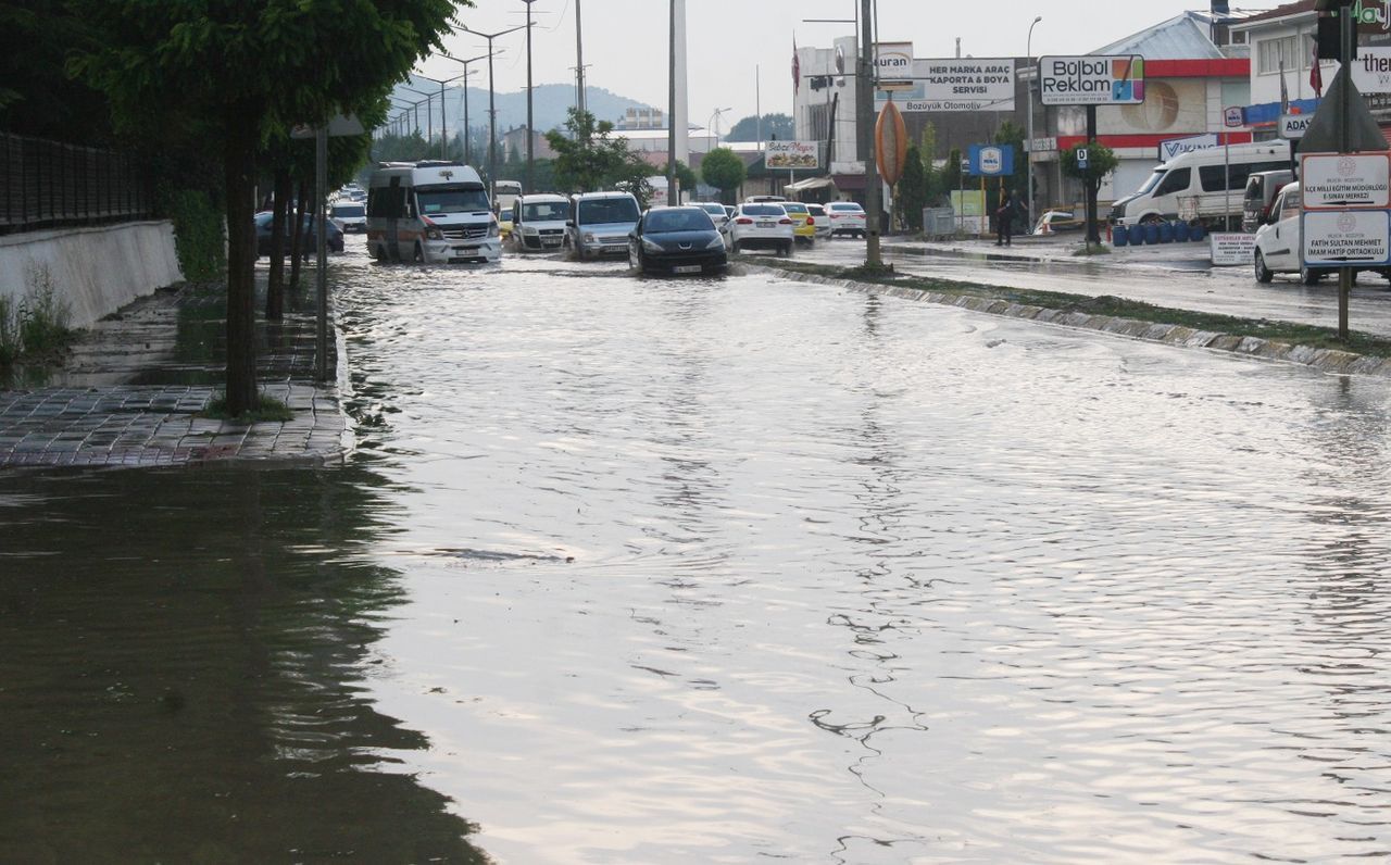 Bilecik'te ani bastıran dolu ve sağanakta caddeler göle döndü, tarım arazileri zarar gördü 2
