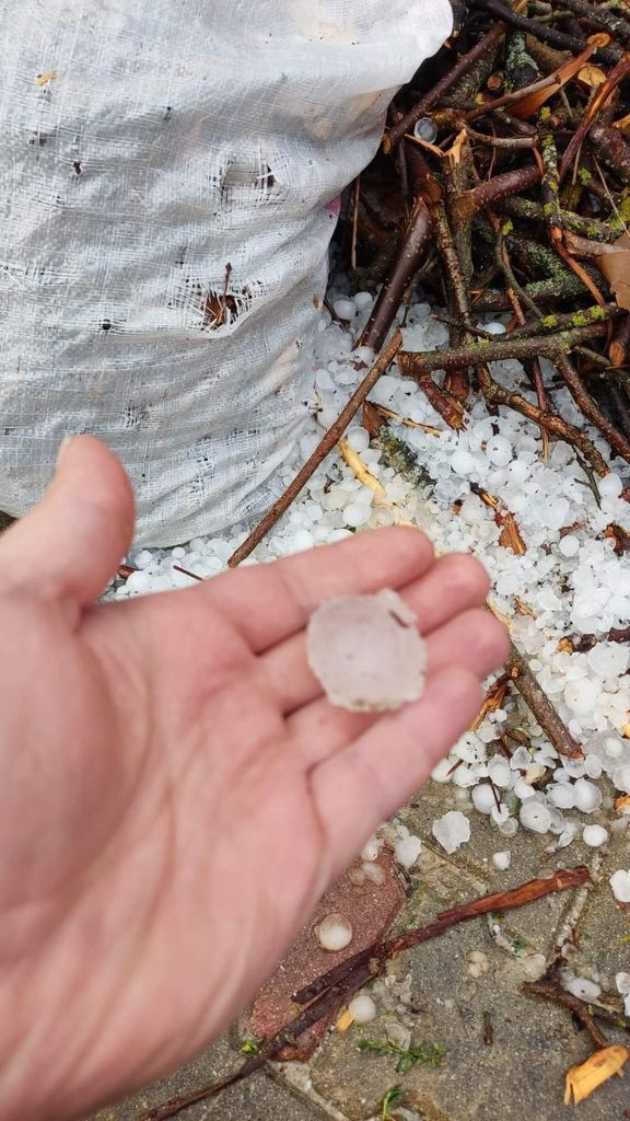 Bilecik'te ani bastıran dolu ve sağanakta caddeler göle döndü, tarım arazileri zarar gördü 3