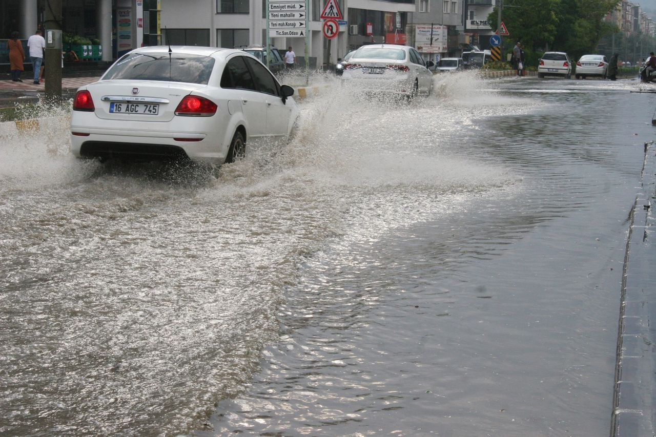 Bilecik'te ani bastıran dolu ve sağanakta caddeler göle döndü, tarım arazileri zarar gördü 4