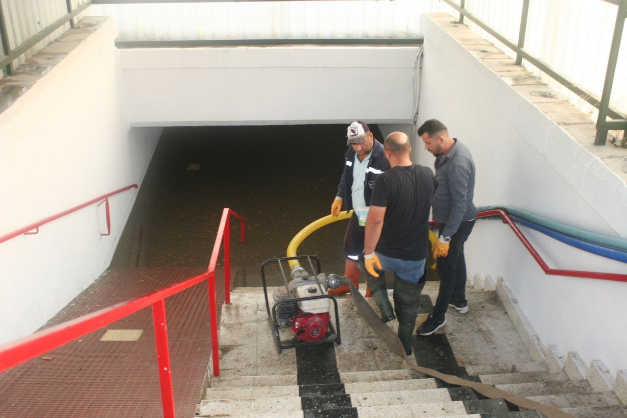 Bilecik'te ani bastıran dolu ve sağanakta caddeler göle döndü, tarım arazileri zarar gördü 6