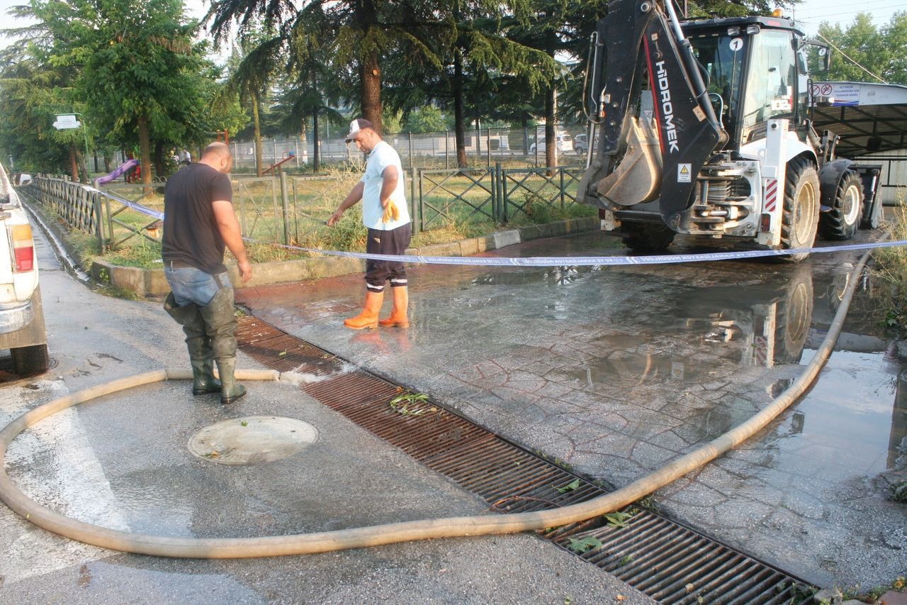 Bilecik'te ani bastıran dolu ve sağanakta caddeler göle döndü, tarım arazileri zarar gördü 7