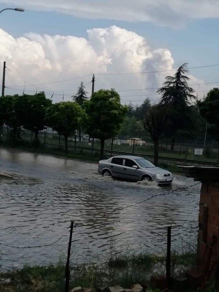 Bilecik'te ani bastıran dolu ve sağanakta caddeler göle döndü, tarım arazileri zarar gördü 8