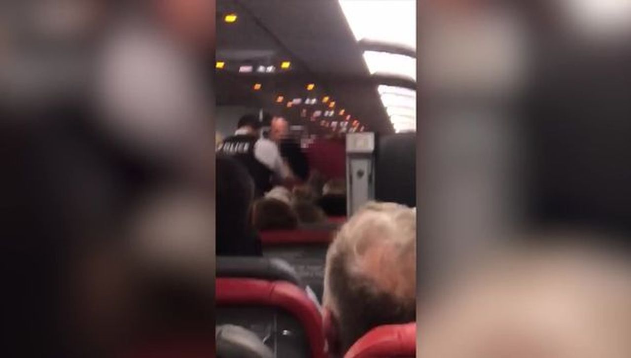 Yolcu uçağında korku dolu anlar! Kadın yolcu bir anda soyunmaya başladı ve ... 6