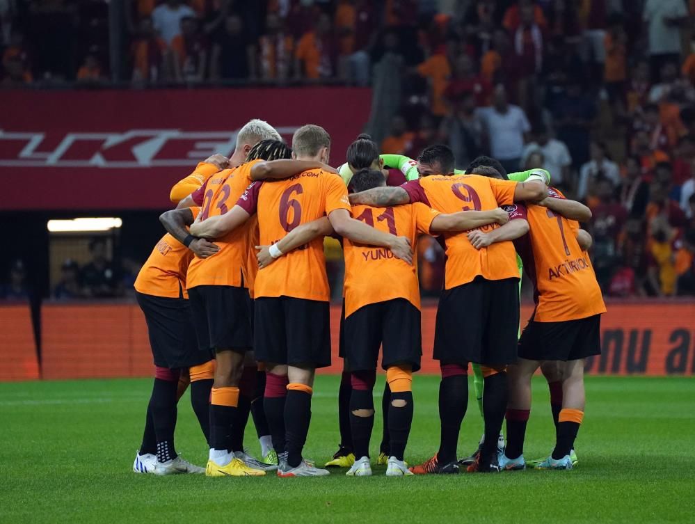 Şok yenilgi sonrası Galatasaray'da hareketli saatler! Dursun Özbek ve Okan Buruk görüştü 9