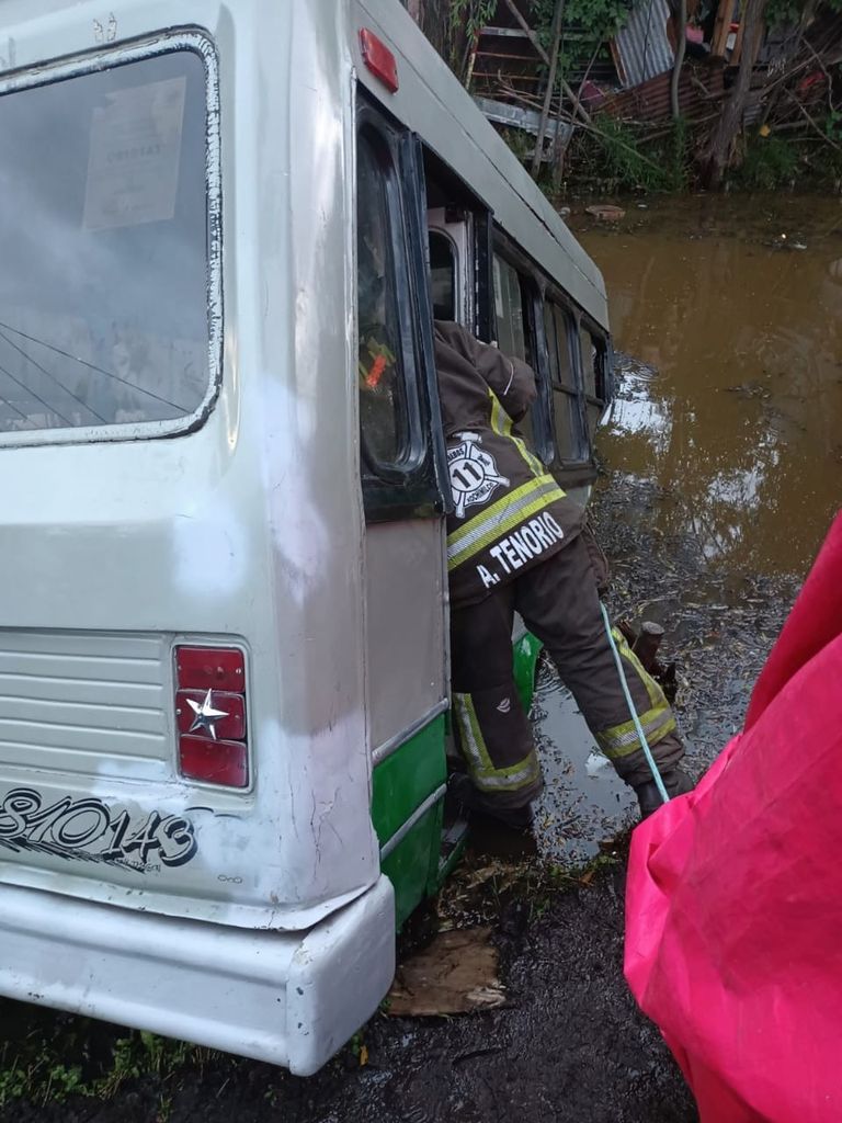 Minibüs yiyecek tezgahına çarpıp su kanalına düştü! Korkunç kaza kamerada 3