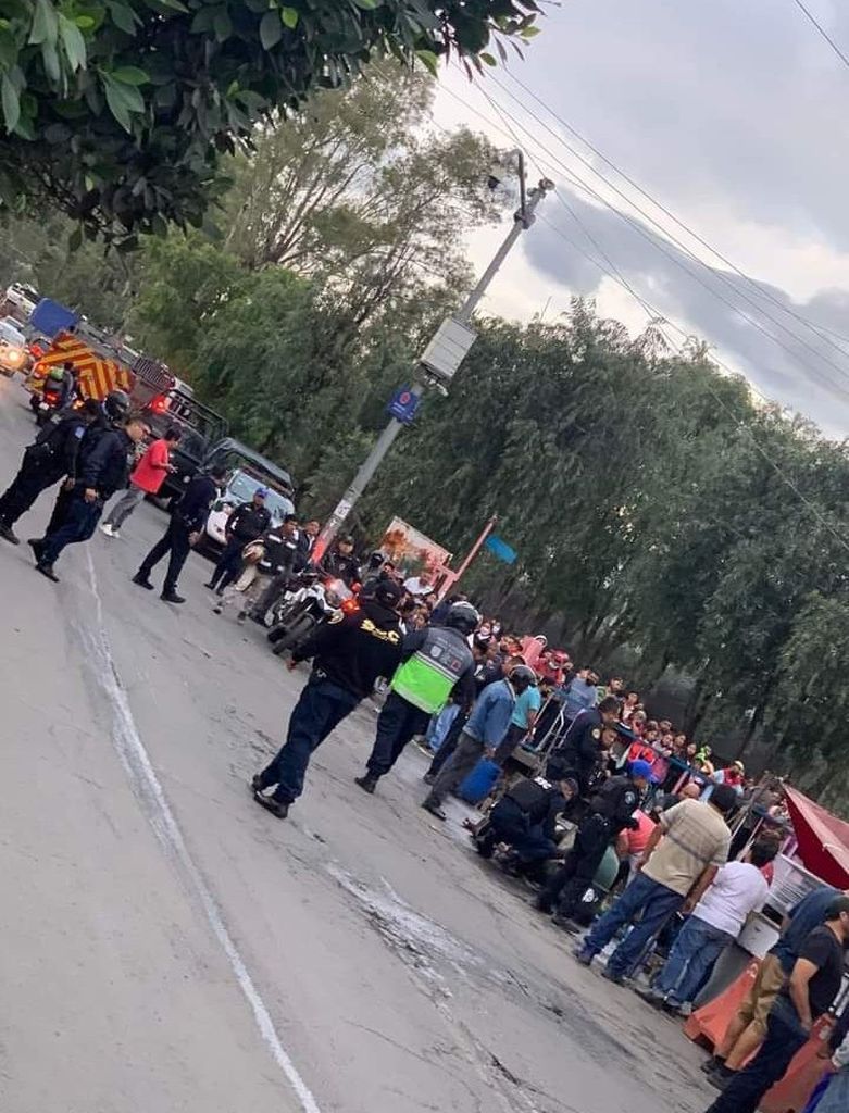 Minibüs yiyecek tezgahına çarpıp su kanalına düştü! Korkunç kaza kamerada 8