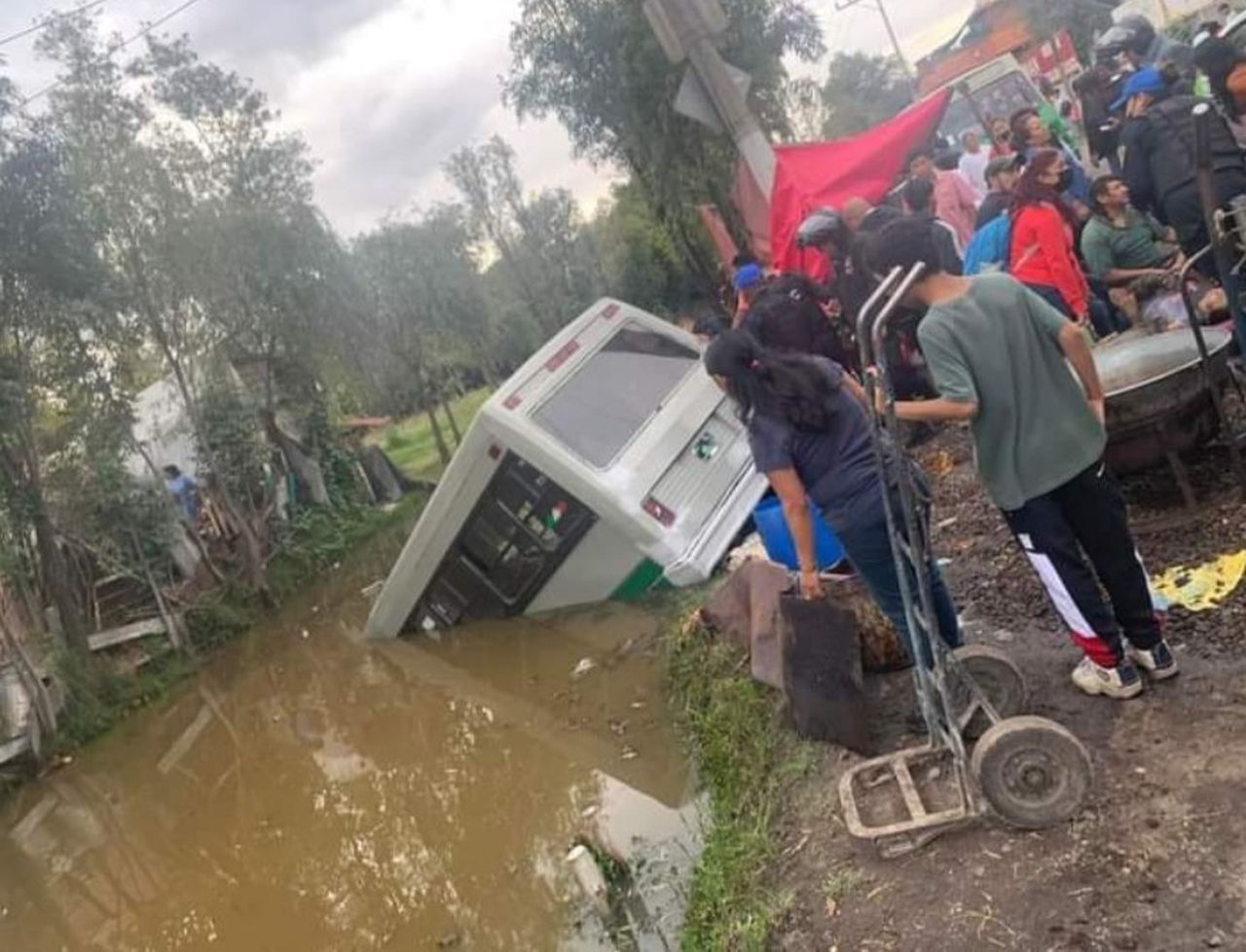 Minibüs yiyecek tezgahına çarpıp su kanalına düştü! Korkunç kaza kamerada 1