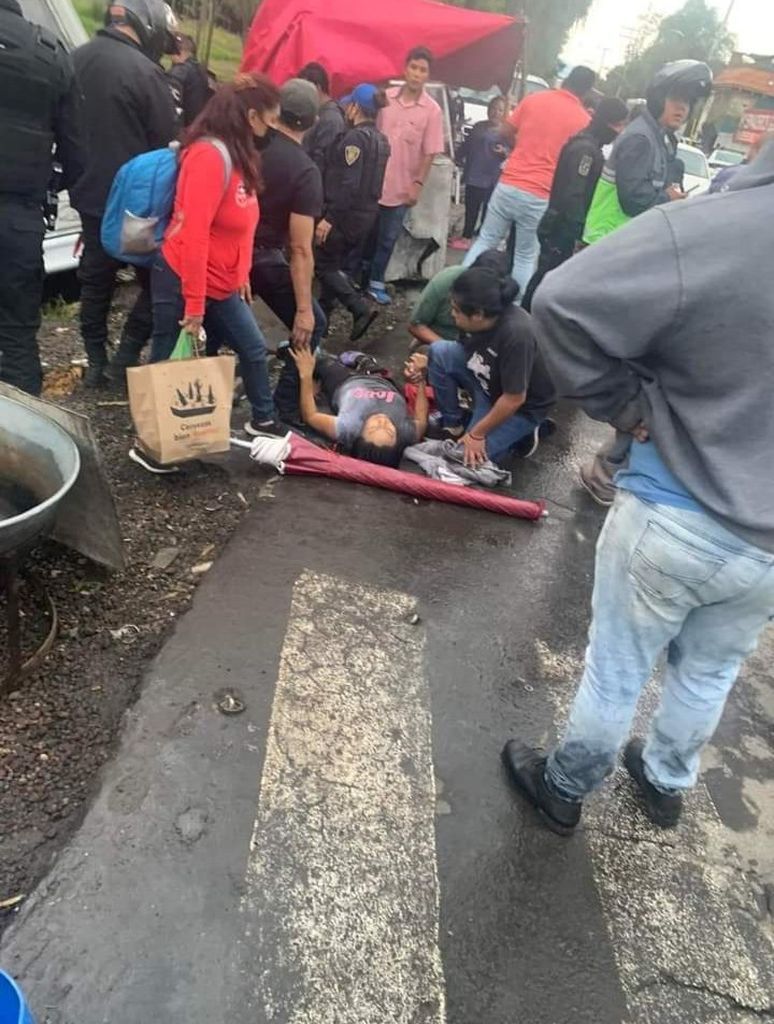Minibüs yiyecek tezgahına çarpıp su kanalına düştü! Korkunç kaza kamerada 4