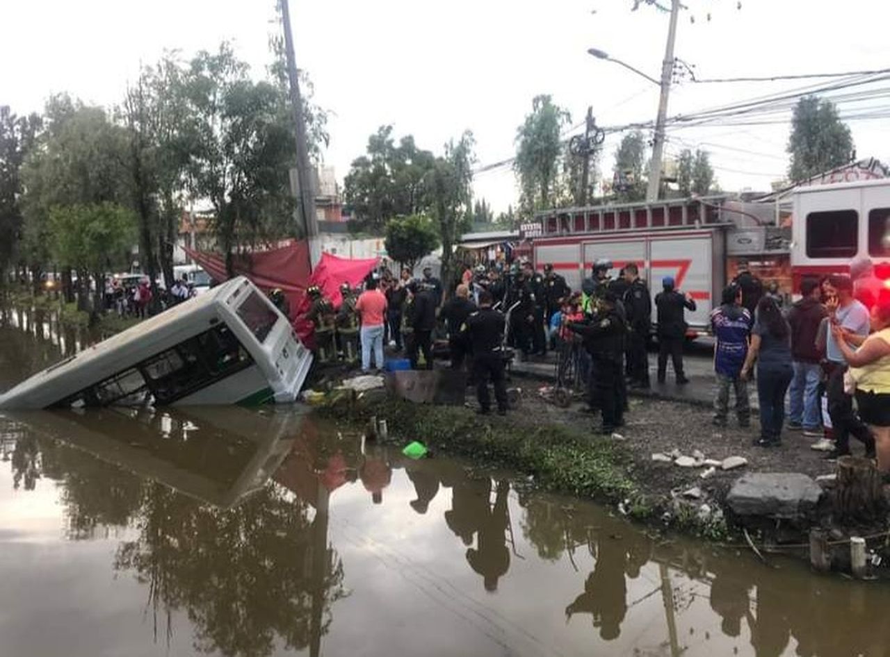 Minibüs yiyecek tezgahına çarpıp su kanalına düştü! Korkunç kaza kamerada 5