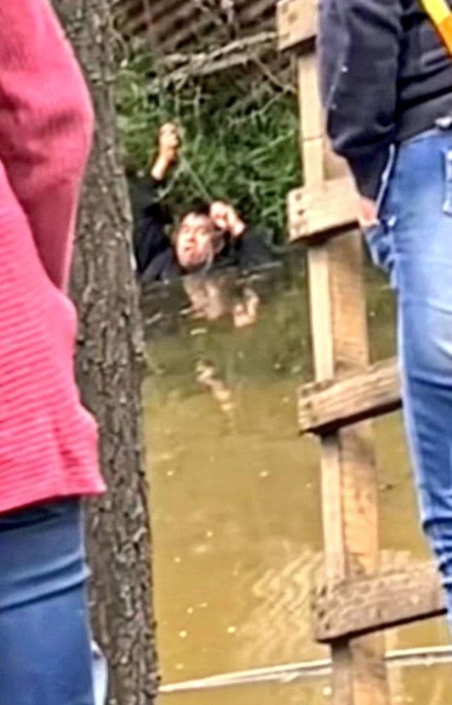 Minibüs yiyecek tezgahına çarpıp su kanalına düştü! Korkunç kaza kamerada 6