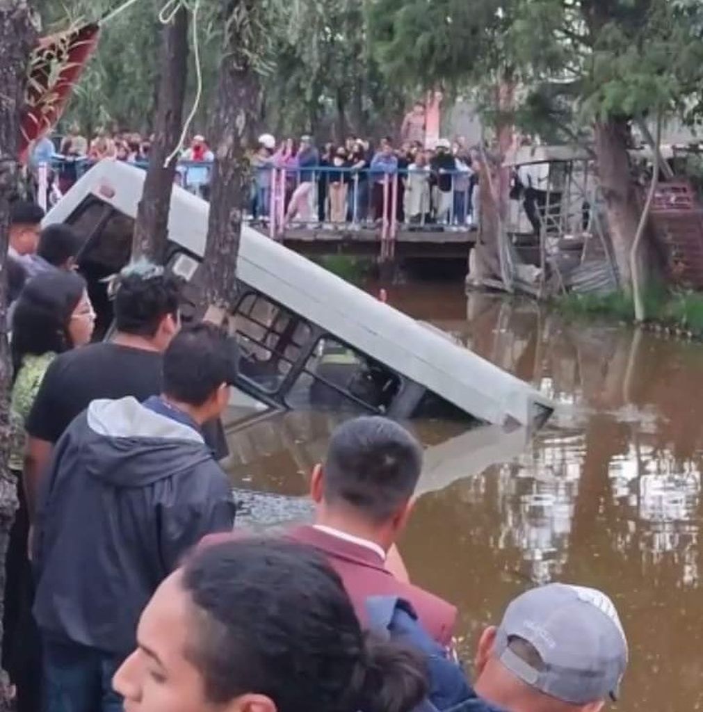 Minibüs yiyecek tezgahına çarpıp su kanalına düştü! Korkunç kaza kamerada 7