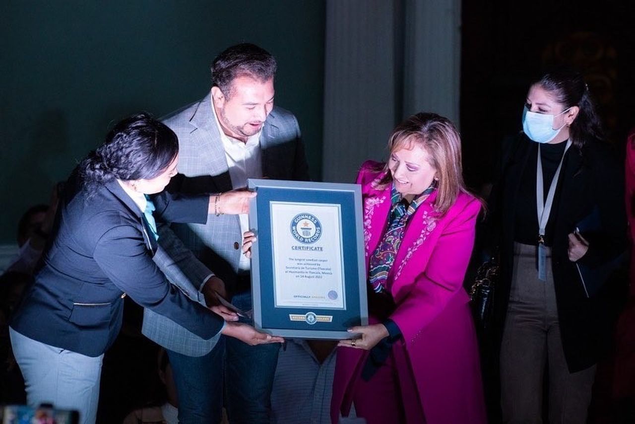 3 bin 932 metrelik halı Guinness Rekorlar Kitabı'na girdi! Sadece 2 günlük ömrü var 13
