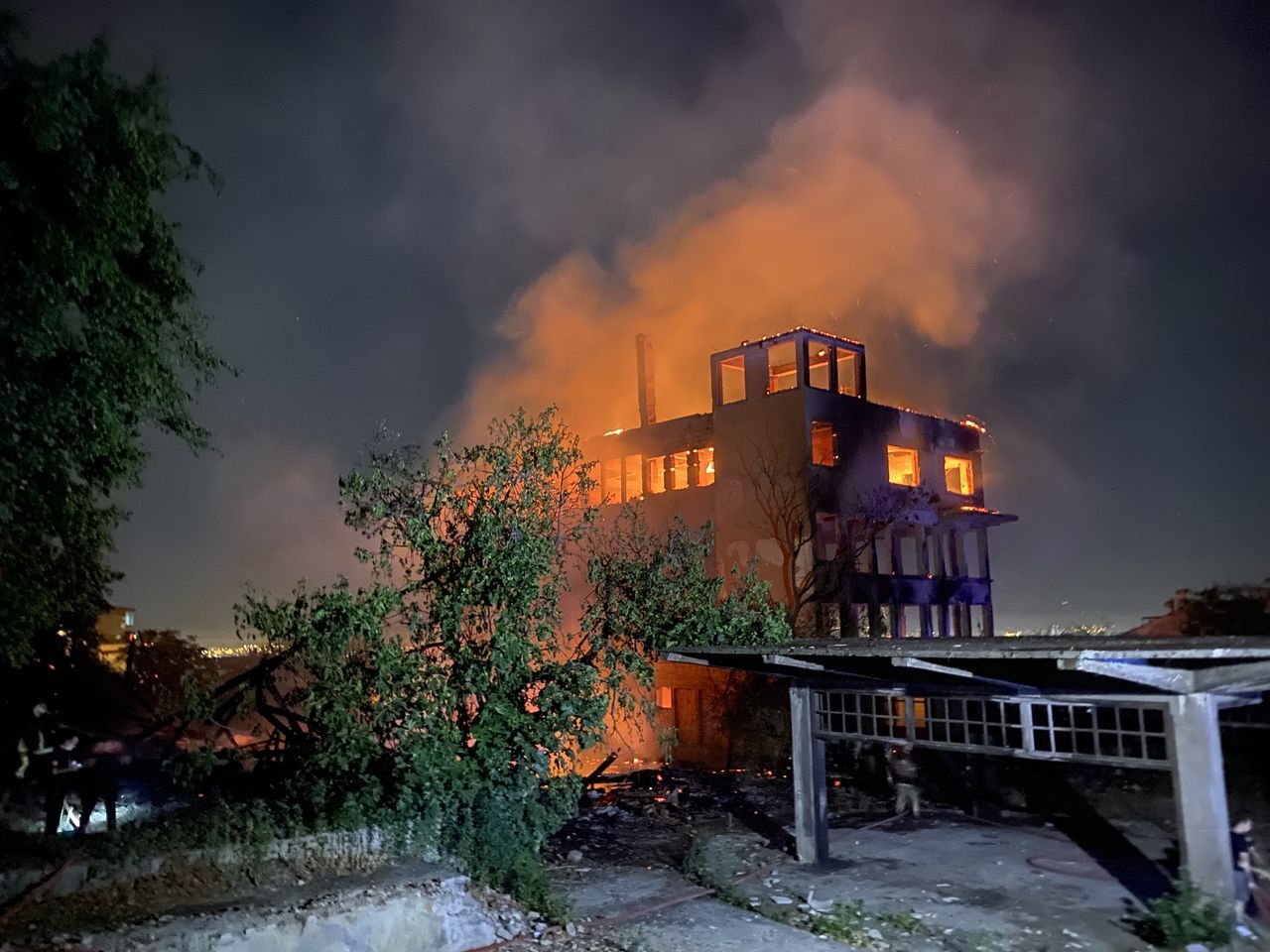 Bursa'da tarihi ipek fabrikası alev alev yandı 4