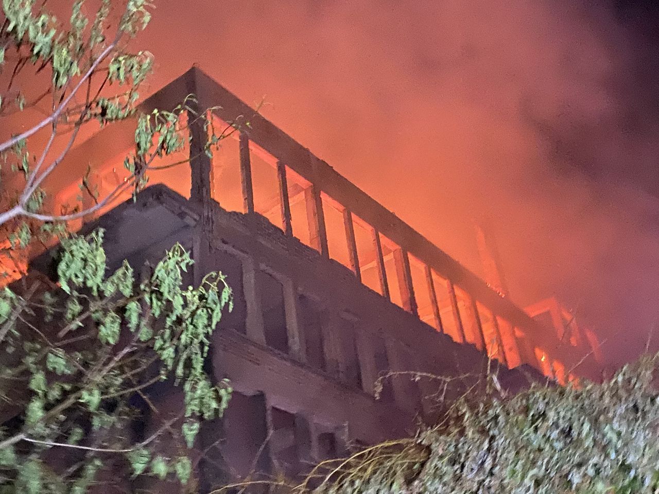 Bursa'da tarihi ipek fabrikası alev alev yandı 5