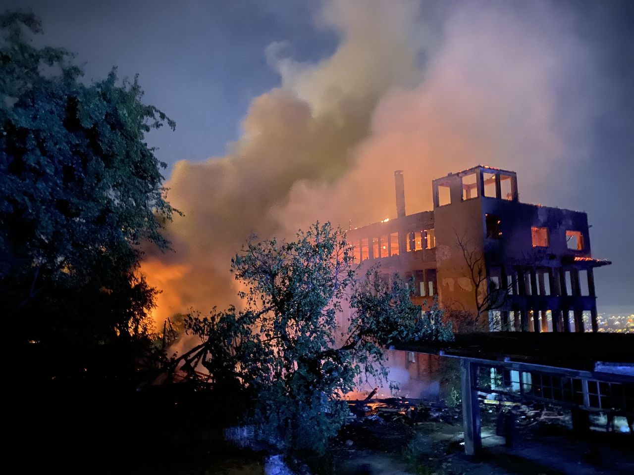 Bursa'da tarihi ipek fabrikası alev alev yandı 8