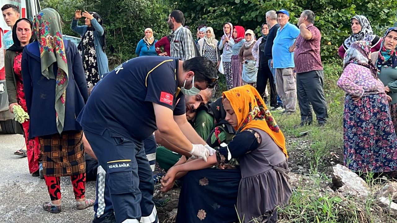Fındık işçilerini taşıyan traktör devrildi, işçiler yola savruldu 1