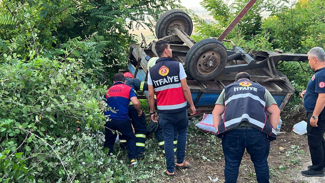 Fındık işçilerini taşıyan traktör devrildi, işçiler yola savruldu 2