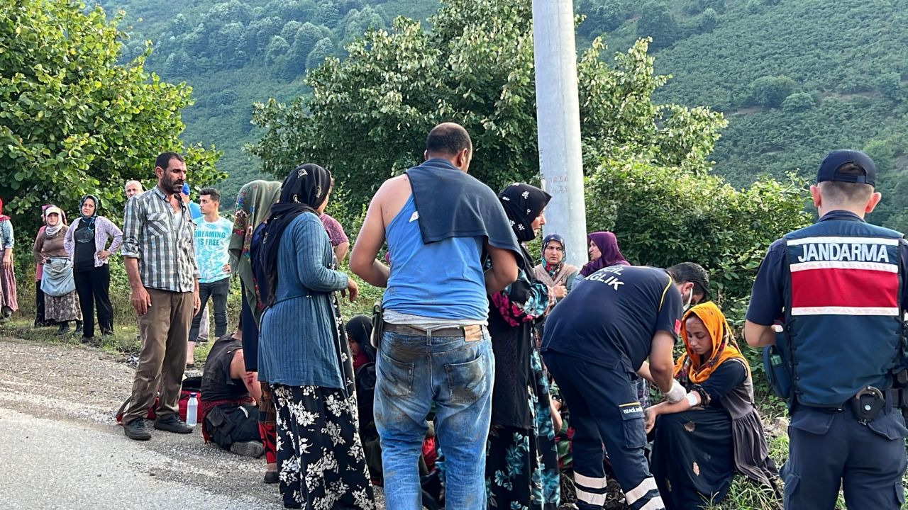 Fındık işçilerini taşıyan traktör devrildi, işçiler yola savruldu 4