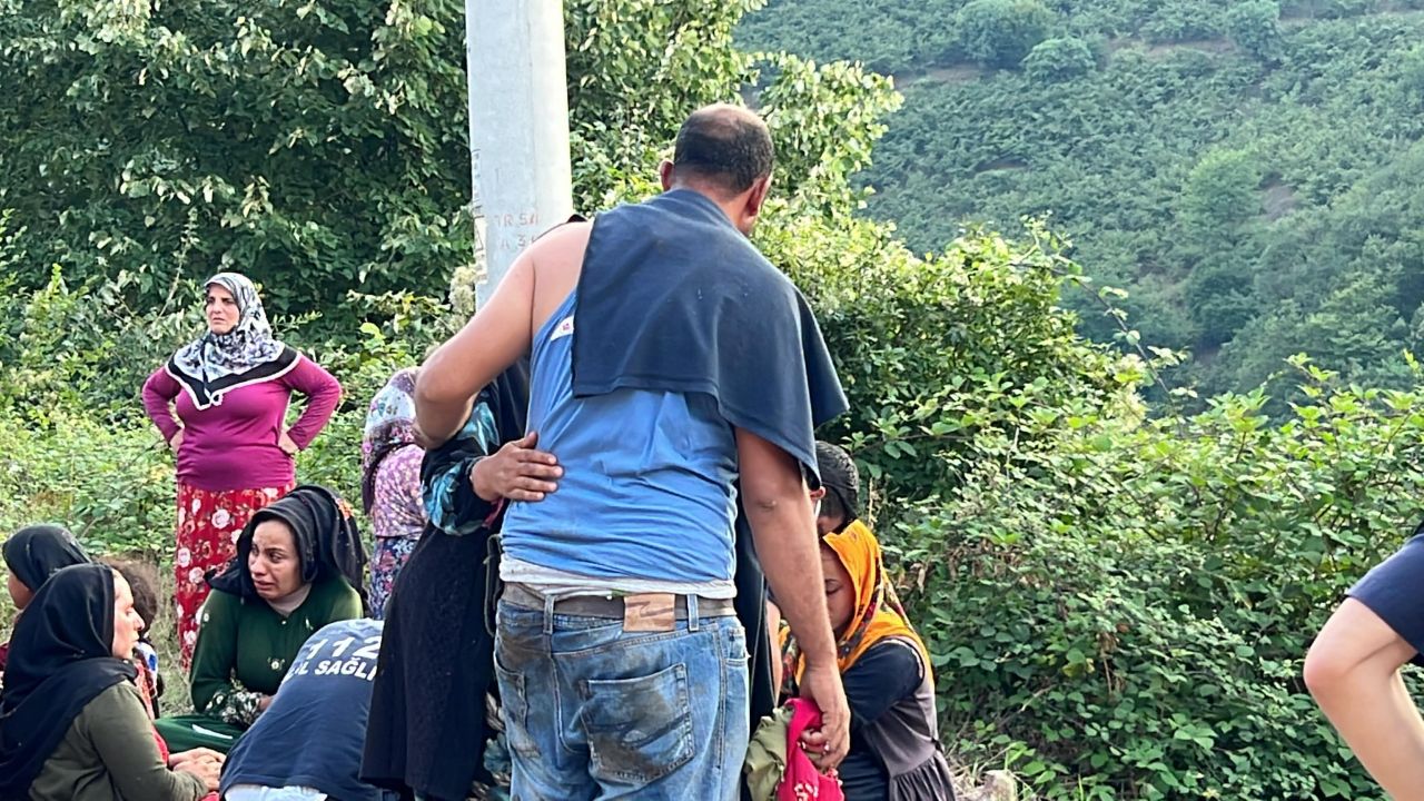Fındık işçilerini taşıyan traktör devrildi, işçiler yola savruldu 5