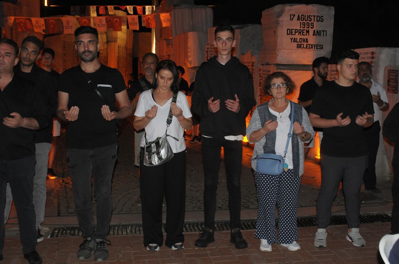 17 Ağustos Depremi’nde hayatını kaybeden 2 bin 504 kişi Yalova’da anıldı 2