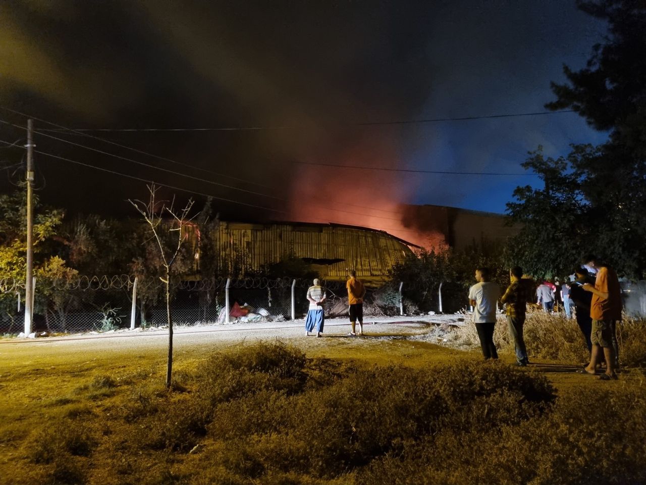 Adana'da geri dönüşüm fabrikasında yangın! Çevre sakinleri de söndürme çalışmalarına katıldı 2