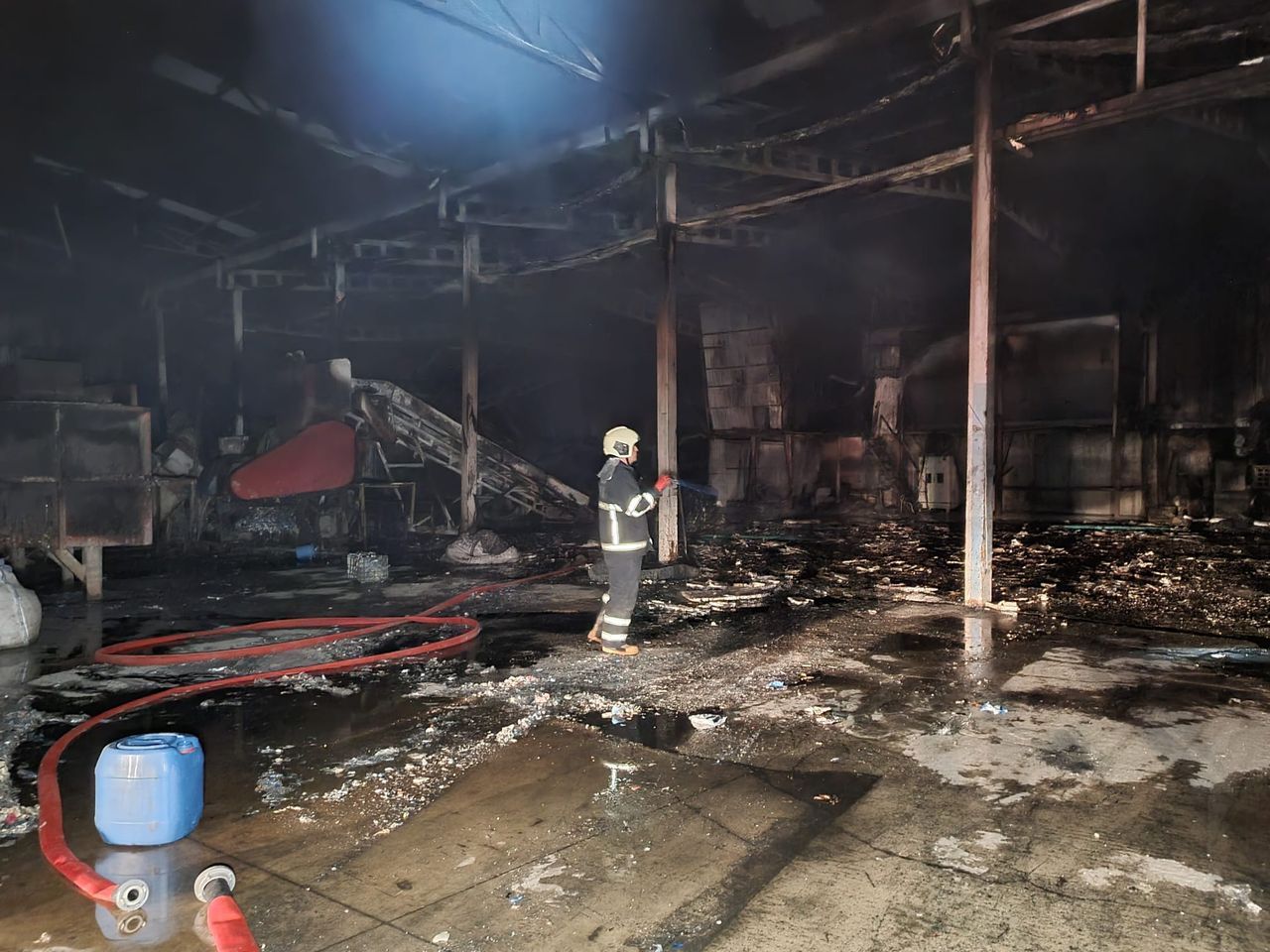 Adana'da geri dönüşüm fabrikasında yangın! Çevre sakinleri de söndürme çalışmalarına katıldı 1