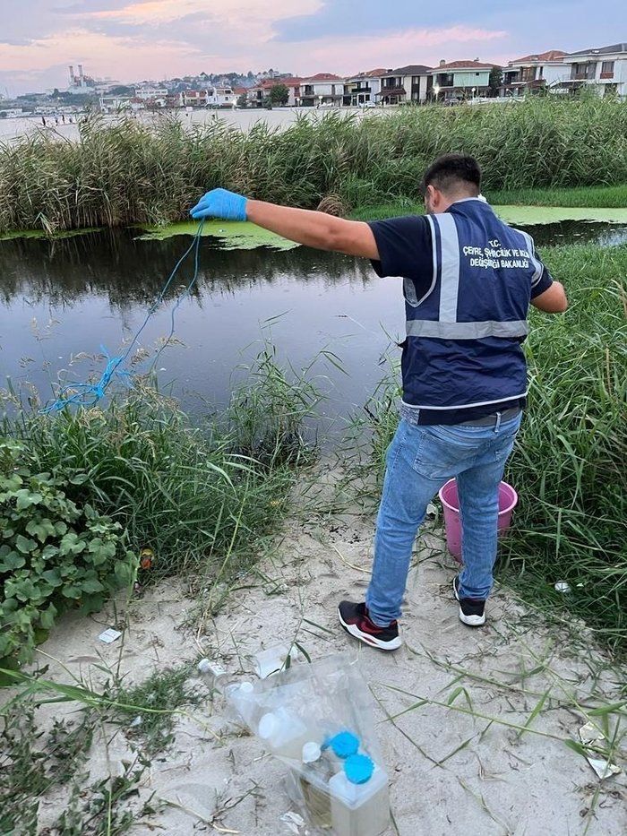 CHP'li belediyede atık su skandalı! Kınıklı Deresi siyah tabaka ile kaplandı 3