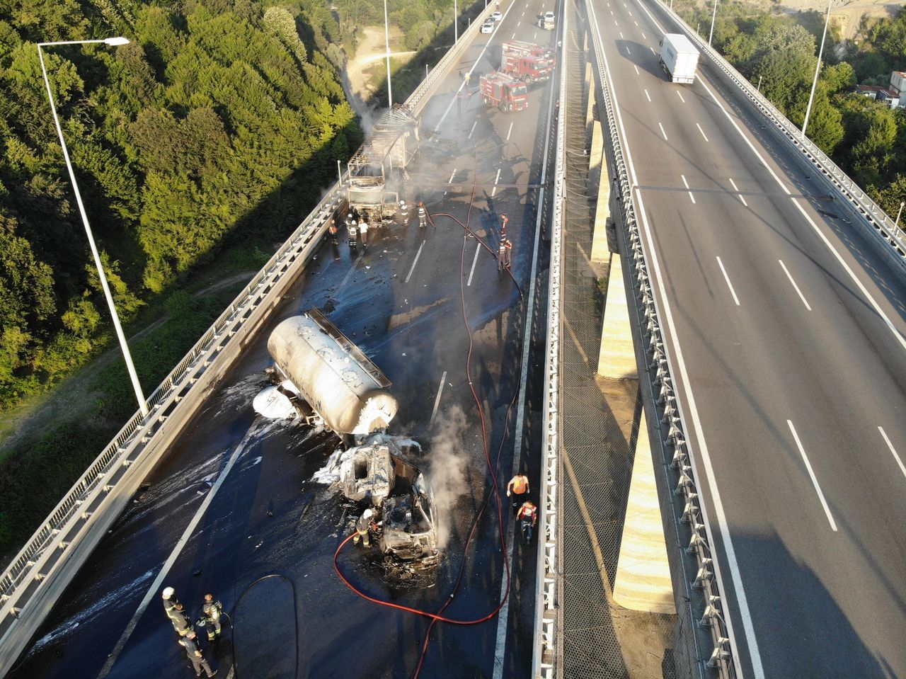 Tanker ile TIR çarpıştı! TEM Otoyolu trafiğe kapandı 1
