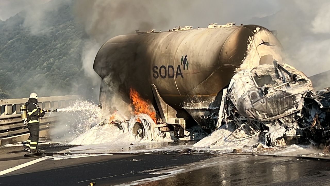 Tanker ile TIR çarpıştı! TEM Otoyolu trafiğe kapandı 2
