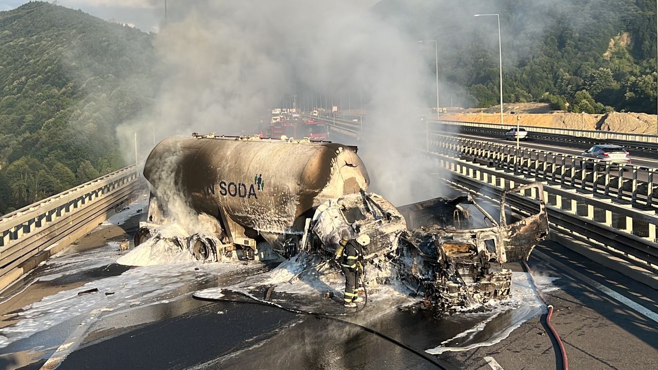 Tanker ile TIR çarpıştı! TEM Otoyolu trafiğe kapandı 3