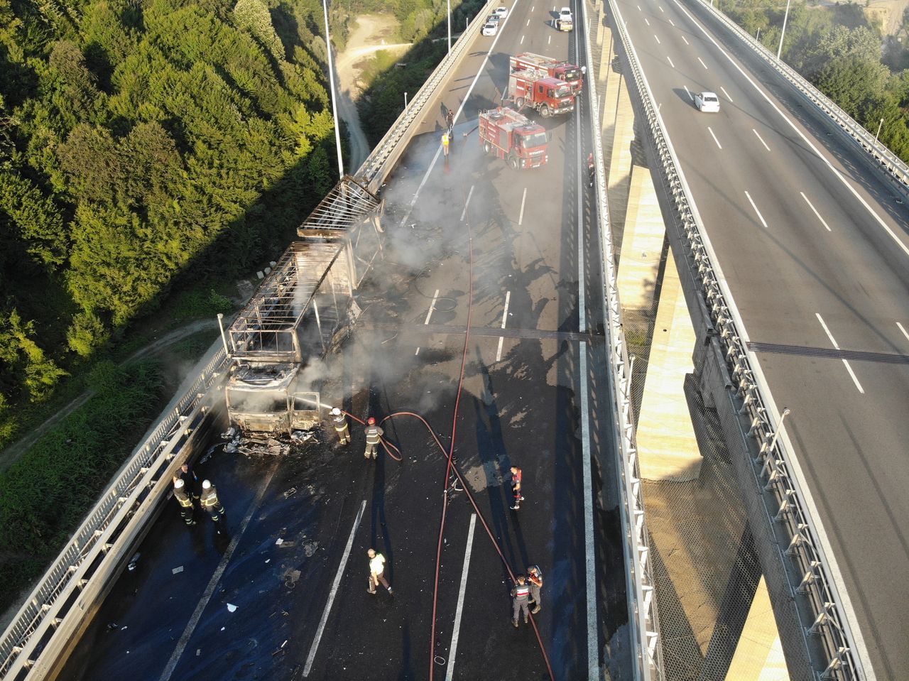 Tanker ile TIR çarpıştı! TEM Otoyolu trafiğe kapandı 4
