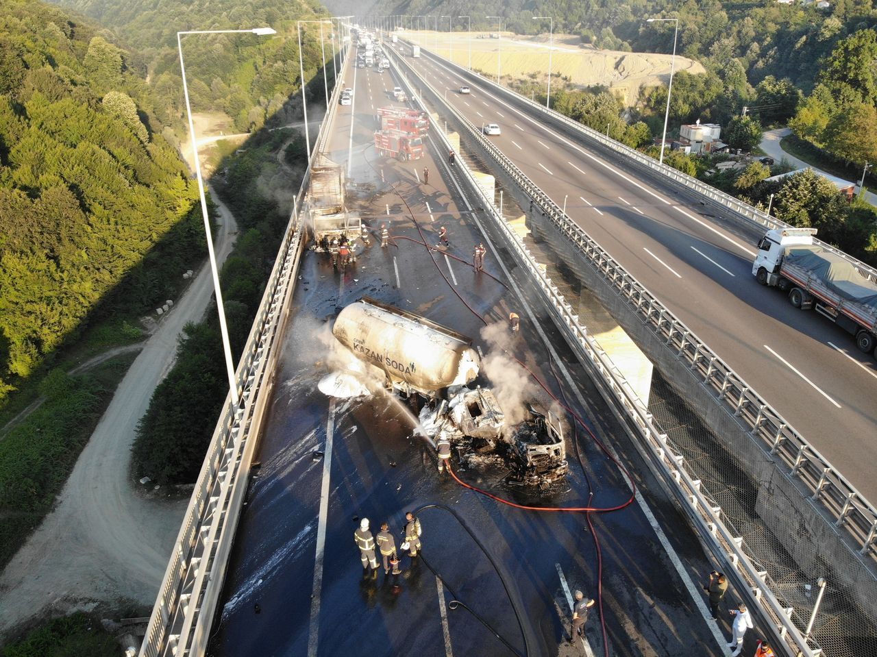 Tanker ile TIR çarpıştı! TEM Otoyolu trafiğe kapandı 7