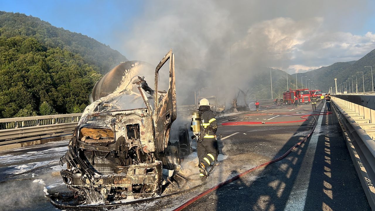 Tanker ile TIR çarpıştı! TEM Otoyolu trafiğe kapandı 8