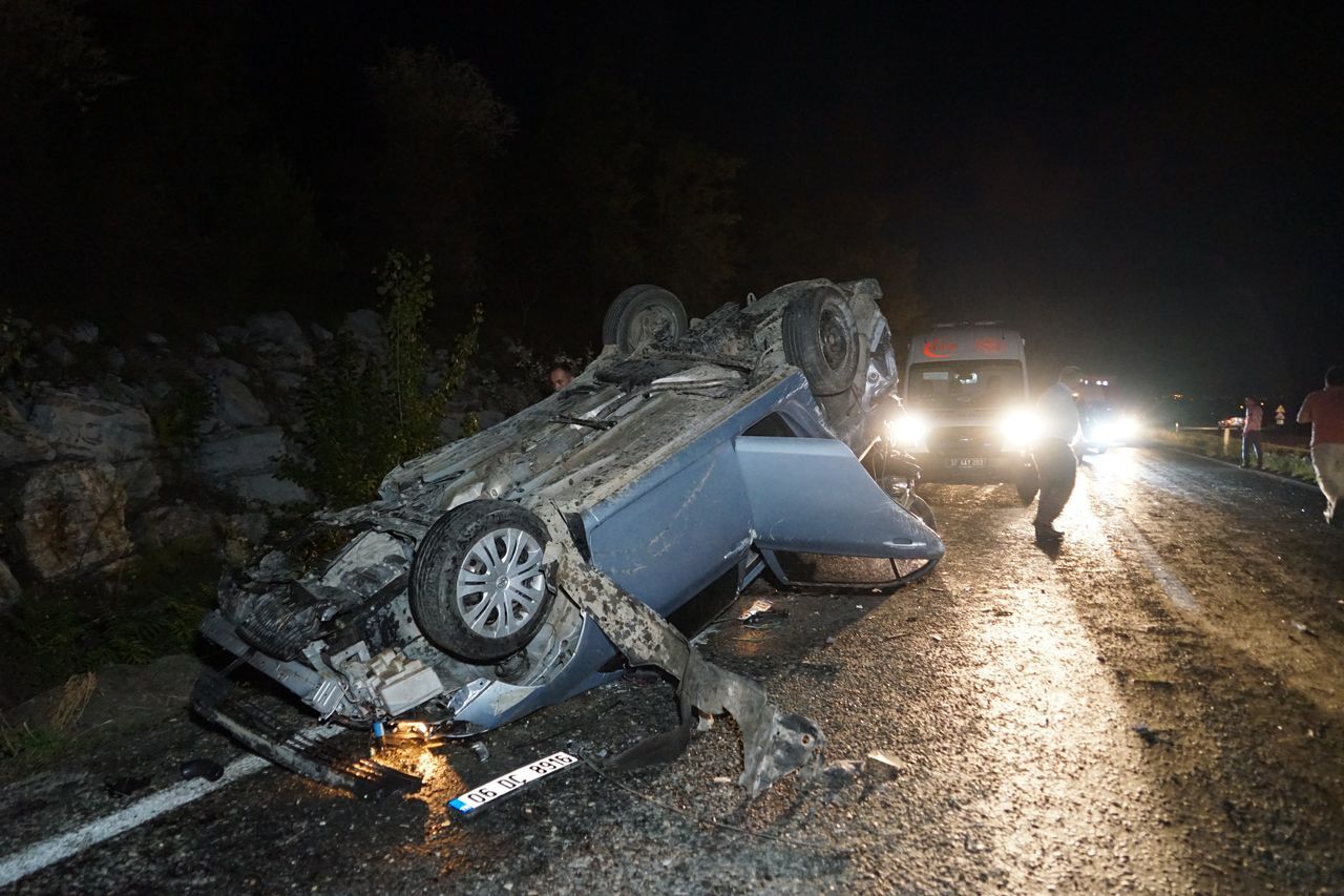 Takla atarak karşı şeritteki araçların üzerine uçtu: 3 ölü, 5 yaralı 2