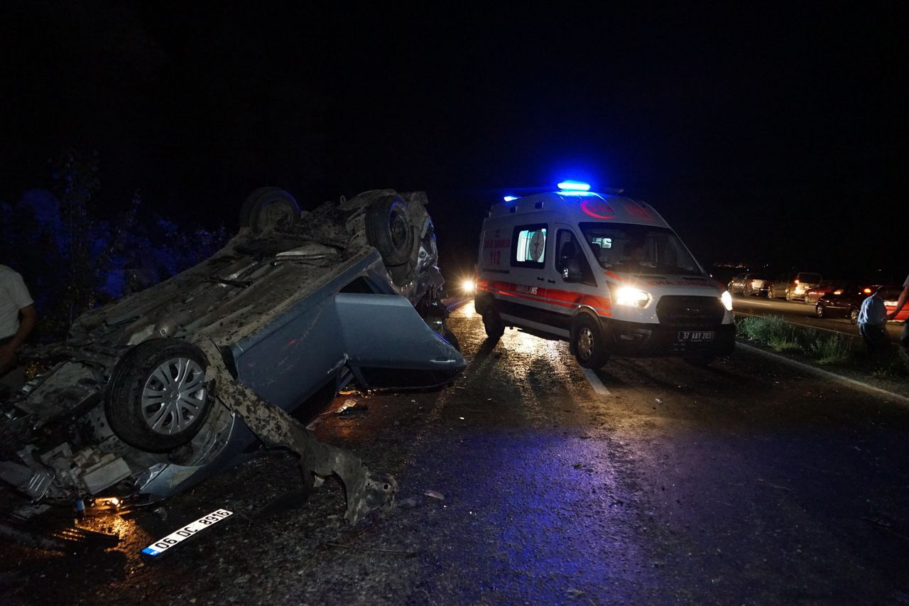 Takla atarak karşı şeritteki araçların üzerine uçtu: 3 ölü, 5 yaralı 3