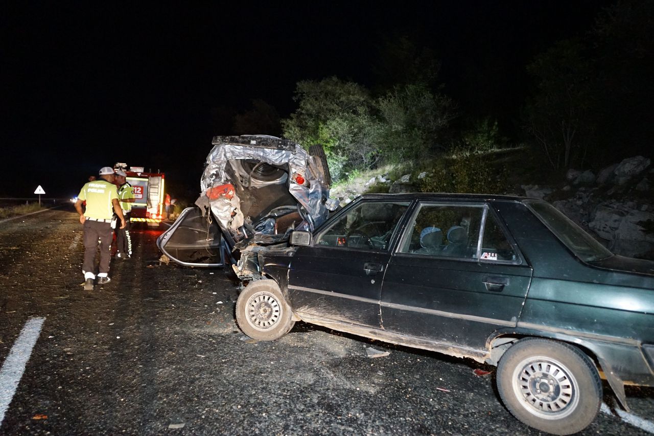 Takla atarak karşı şeritteki araçların üzerine uçtu: 3 ölü, 5 yaralı 5