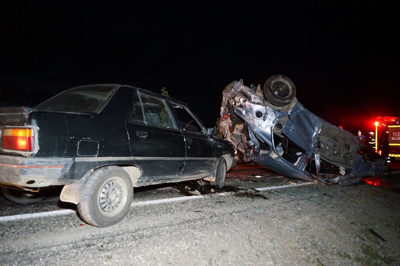Takla atarak karşı şeritteki araçların üzerine uçtu: 3 ölü, 5 yaralı 6